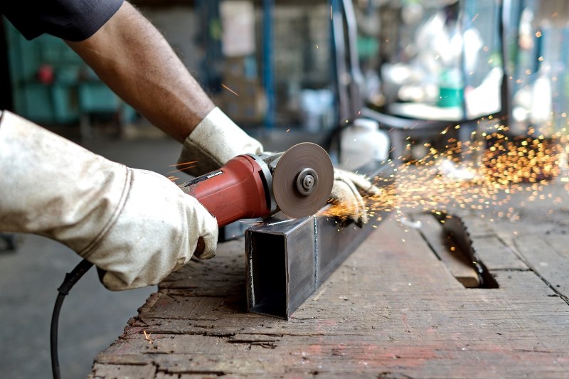 Các yếu tố quyết định chi phí gia công cấu kiện kim loại 