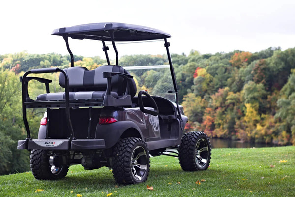 Tại sao xe golf có 2 ghế cuối quay về phía sau